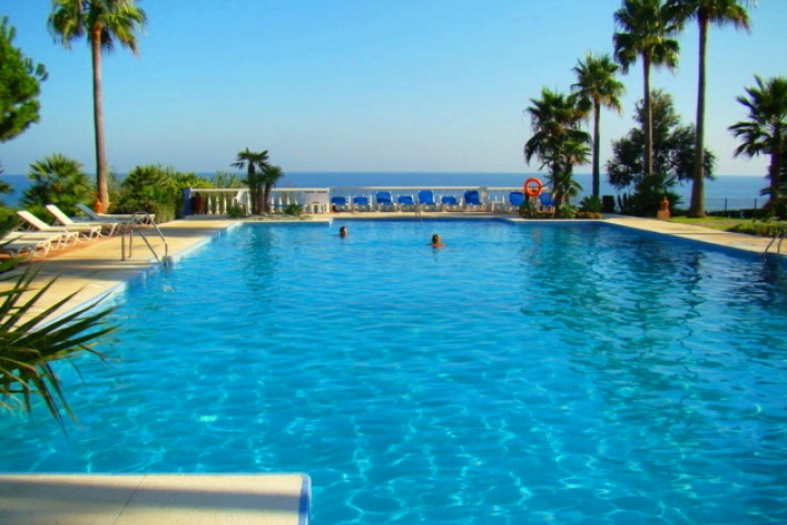 grosser Pool direkt am Meer