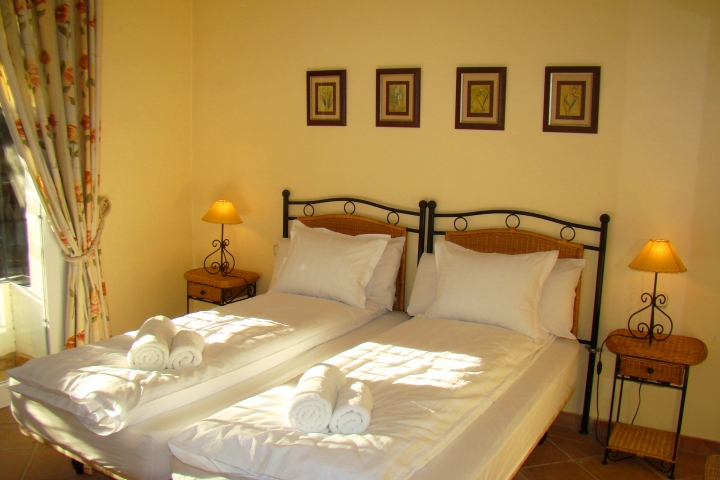 Hauptschlafzimmer mit eigenem en-suite-Vollbad und Zugang zur Terrasse