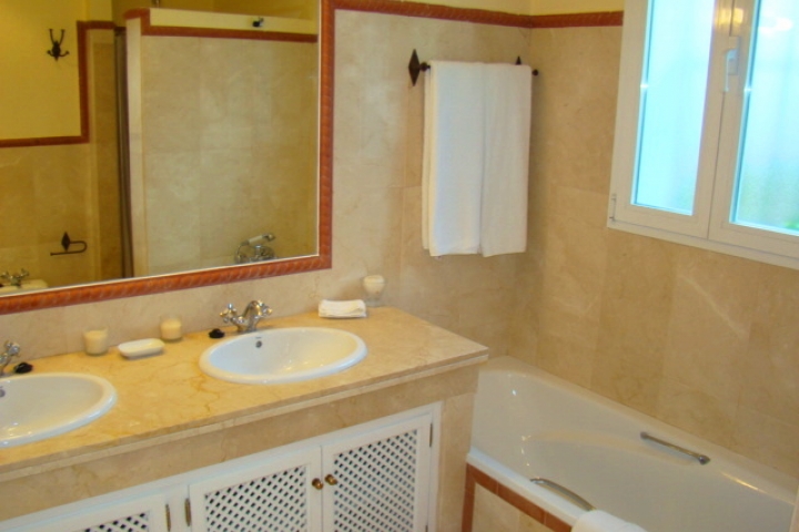 grosses Haupbad mit Doppelwaschbecken, Bidet, WC und Badewanne