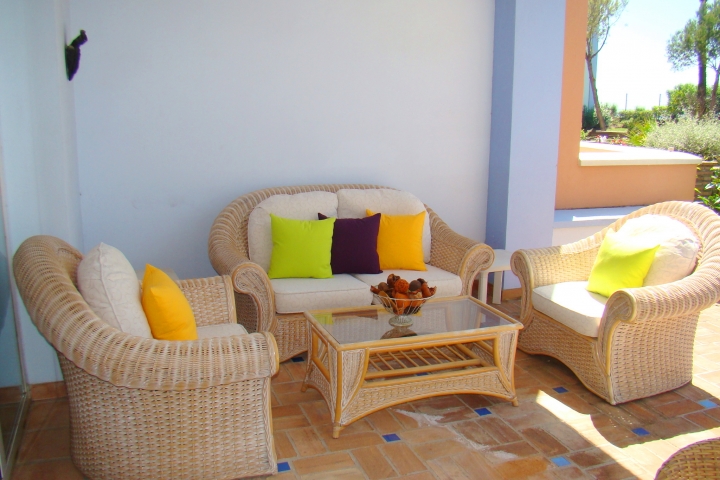 Lounge-Möbel zum Entspannen auf der überdachten Terrasse