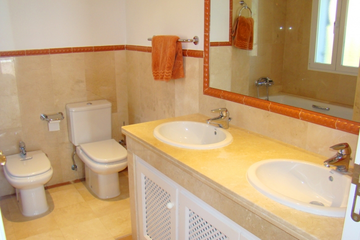 Hauptbad mit grosser Badewanne, separate Dusche, WC, Bidet und Doppelwaschtisch