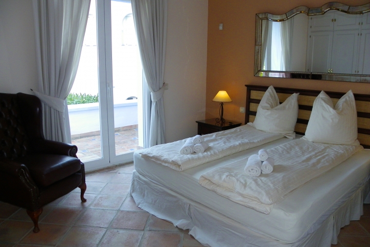 grosses Hauptschlafzimmer mit Doppelbett 180X200 cm und en-suite-Vollbad