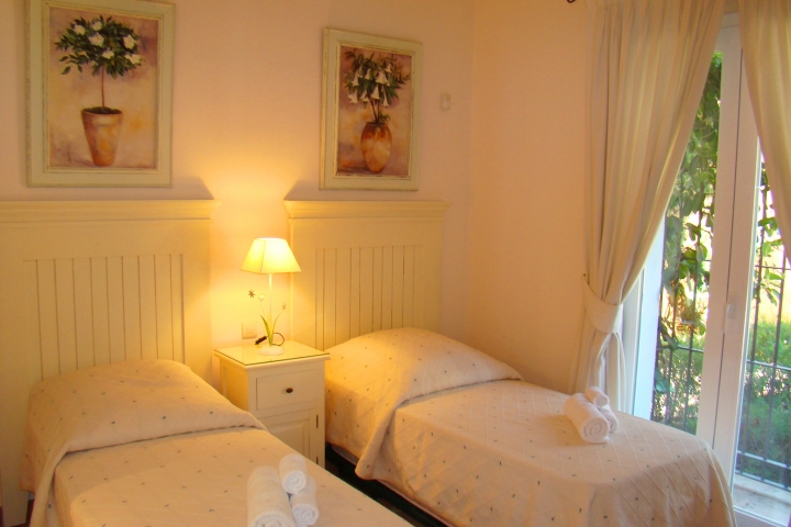 Gästeschlafzimmer mit 2 Einzelbetten und eigenem Duschbad