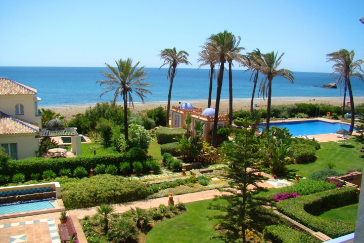 Blick von Terrasse auf Pool und Strand