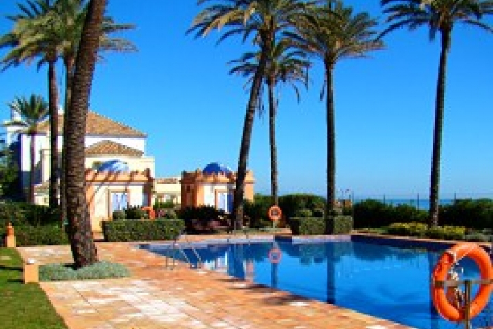 Poollandschaft dirket am Meer