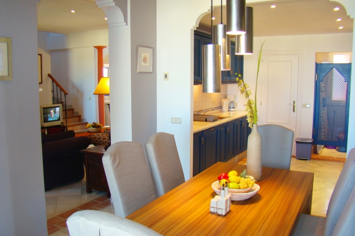 separates Esszimmer zwischen Wohnzimmer und offener amerikanischer Küche