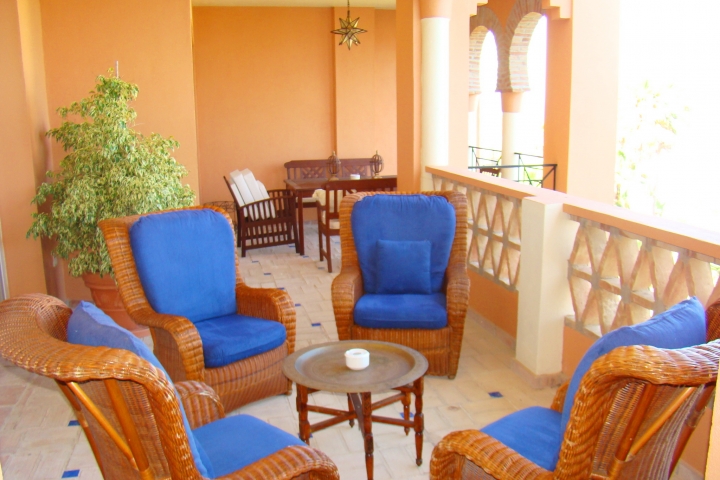 überdachte Terrasse mit frontalem Meerblick mit über 30m²