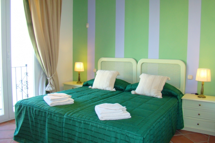 Gästeschlafzimmer mit frontalem Meerblick und en-suite Vollbad