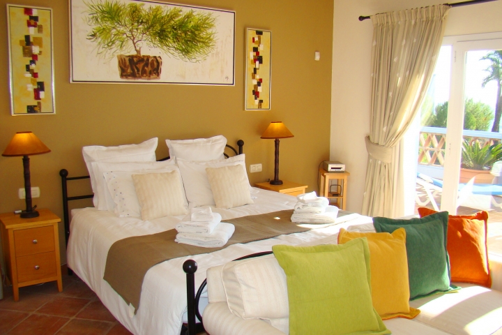 Hauptschlafzimmer mit frontalem Meerblick, grossem Doppelbett und en-suite Vollbad