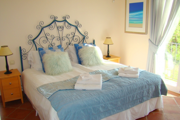 zweites Schlafzimmer mit frontalem Meerblick und en-suite Vollbad