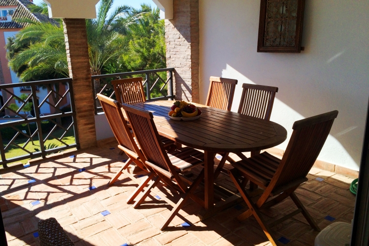 Essbereich im Freien mit Pool- und Meerblick