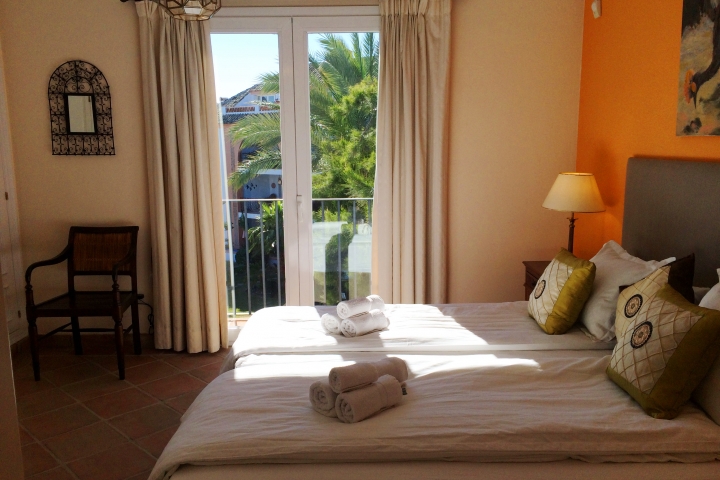 zweites Schlafzimmer mit Pool- und Meerblick