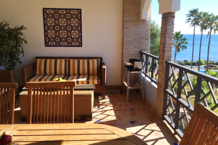 überdachte Terrasse mit Lounge-Möbeln