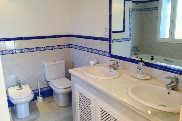 zweites grosses Badezimmer