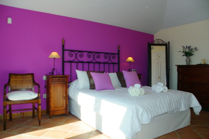 Hauptschlafzimmer im Obergeschoss mit Ausblick und en-suite-Vollbad