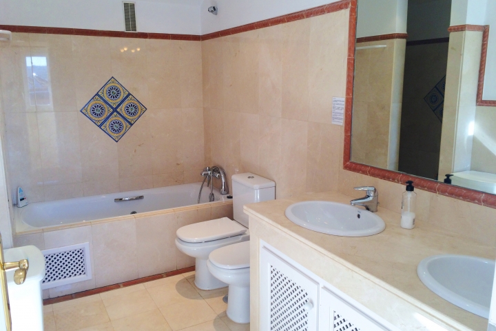 grosses Hauptbad en-suite mit Badewanne, Dusche, WC, Bidet und Doppelwaschbecken