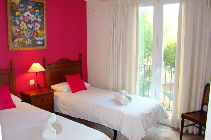 drittes Schlafzimmer mit Einzelbetten und en-suite Duschbad