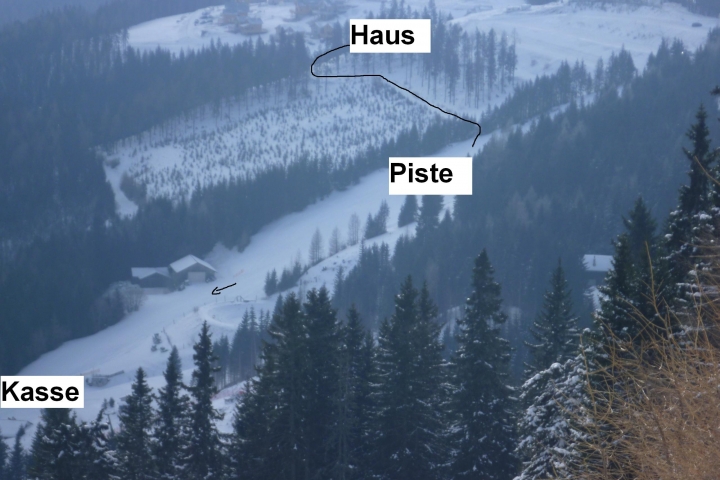 Blick von der Piste aufs Almdorf