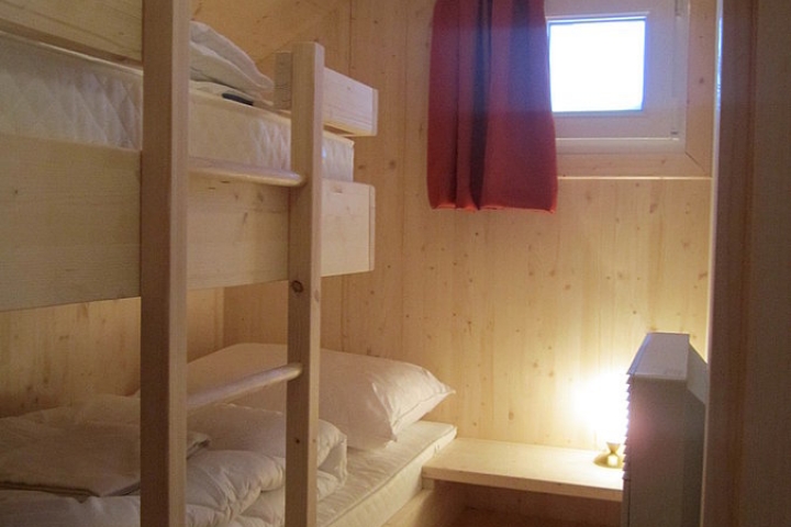 kleine Schlafkoje mit versetztem Stockbett