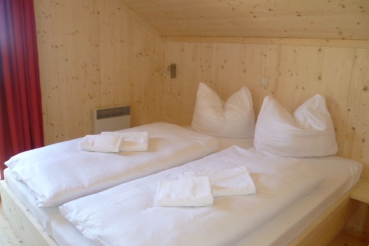 2 Schlafzimmer mit Doppelbett