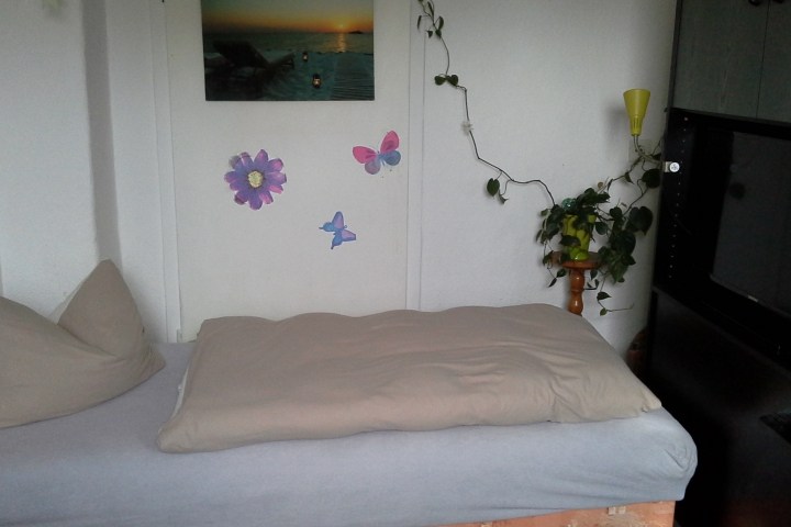 Zweites Schlafzimmer Ferienwohnung 1  Einzelbett, TV, Schrank, Tisch und Stuhl