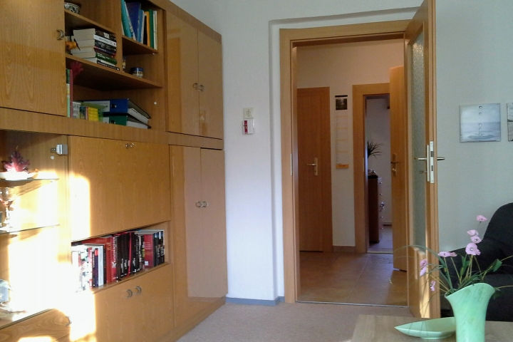 Anbauwand Wohnzimmer mit Blick zum Flur und Küche