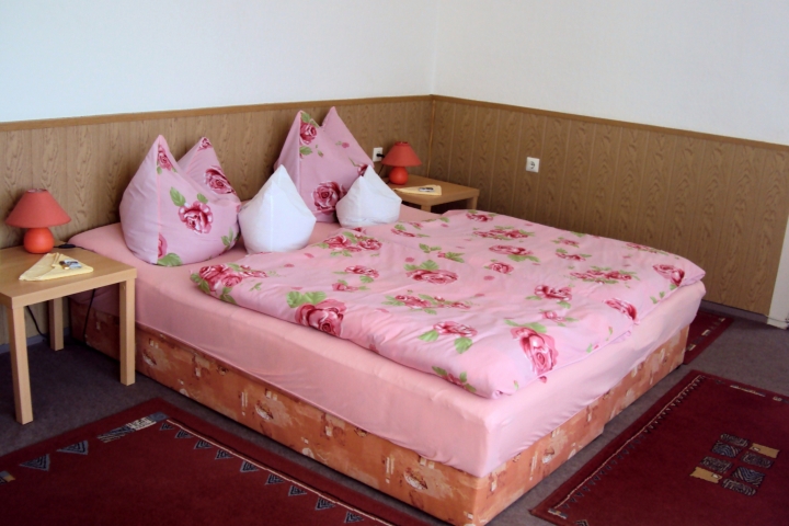 Schlafzimmer 1 Fewo 1 mit Doppelbett  