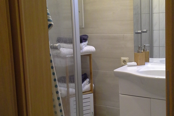  Dusche Fewo 1 mit Regal, Waschbecken, großen beleuchteten Spiegel und Lüfter.