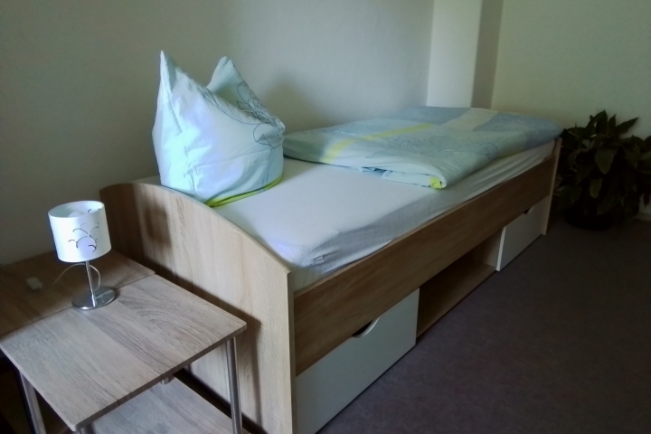 Schlafzimmer zwei mit Einzelbett Nachtisch und Lampe in Fewo 2