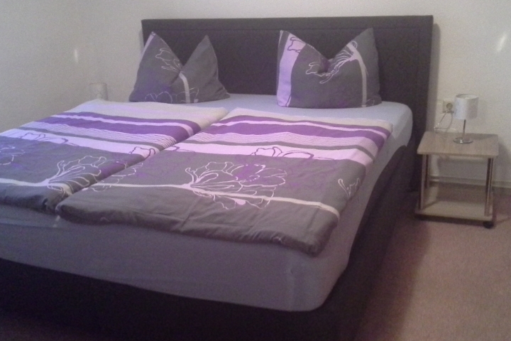 Schlafzimmer eins mit Ehebett Fewo 2