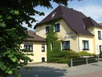 Haus Am Seeufer von der Straßenseite, rechts vom Haus befindet sich der Naturbadestrand