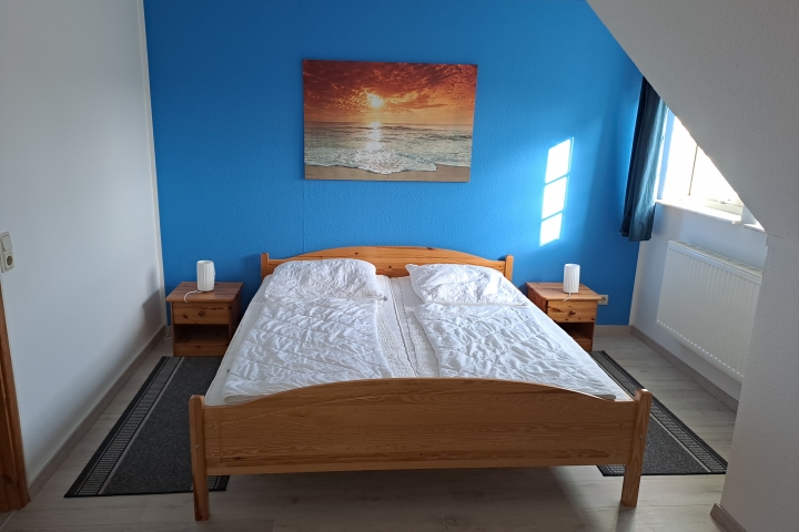 Schlafzimmer mit Doppelbett