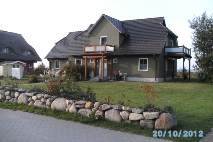 Haus am Breetzer Bodden mit Rasenfläche
Steinwall mit Blick vom Hafendorf aus,
im Jahre 2012