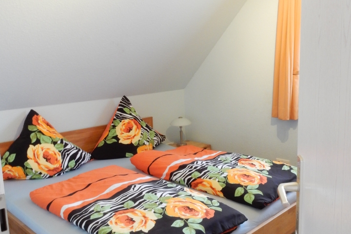 Schlafzimmer 1 mit Doppelbett 1800x2000 und 
großem Kleiderschrank rechts