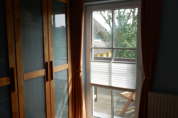 Schlafzimmer 2 mit Türe zum Ostbalkon.