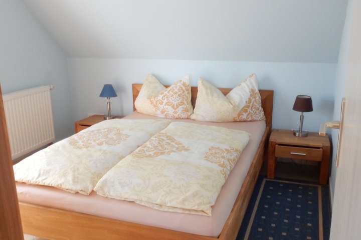 Schlafzimmer 2 mit Doppelbett 1400x2000
mit Kleiderschrank und Türe zum Ostbalkon.