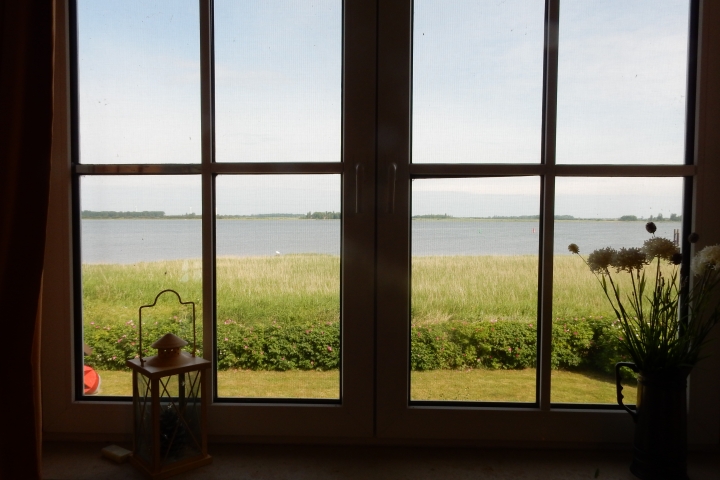 Wohnbereich und großes Fenster mit Blick
auf den Breetzer Bodden.