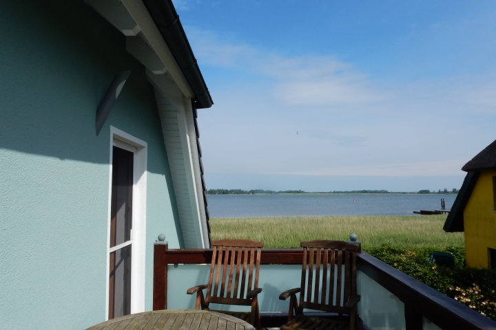 Aussicht auf den Breetzer Bodden vom Ostbalkon.
Sonne bis circa 13,00 Uhr