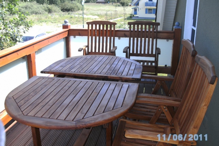 Hochwertige Teakholzmöbel
auf den Ostbalkon Ideal zum Frühstücken und Beisammensein