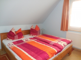 Schlafzimmer 1 mit Doppelbett 1800x2000 und 
großem Kleiderschrank rechts