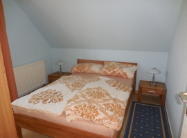 Schlafzimmer 2 mit Doppelbett 1400x2000
mit Kleiderschrank und Türe zum Ostbalkon.