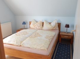 Schlafzimmer 2 mit Doppelbett 1400x2000
mit Kleiderschrank und Türe zum Ostbalkon.