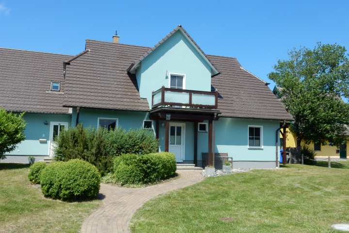 Haus am Breetzer Bodden erstrahlt im hellen Türkis nach Renovierung und neuer Farblicher Gestaltung im Mai 2024 
