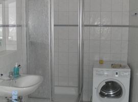 Badezimmer ausserdem 
ausgestattet mit Waschmaschine und Trockner