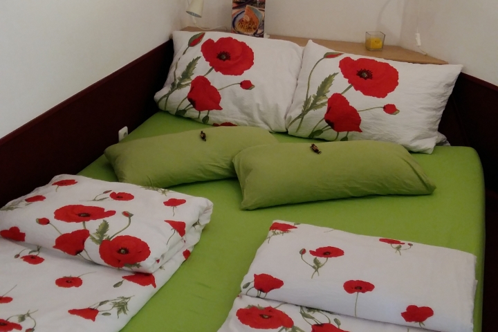 Schlafzimmer mit eingebautem
franz. Bett 1,60x 2,20 und Kleiderschrank