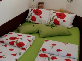 Schlafzimmer mit eingebautem 
franz. Bett 1,60x 2,20 und Kleiderschrank