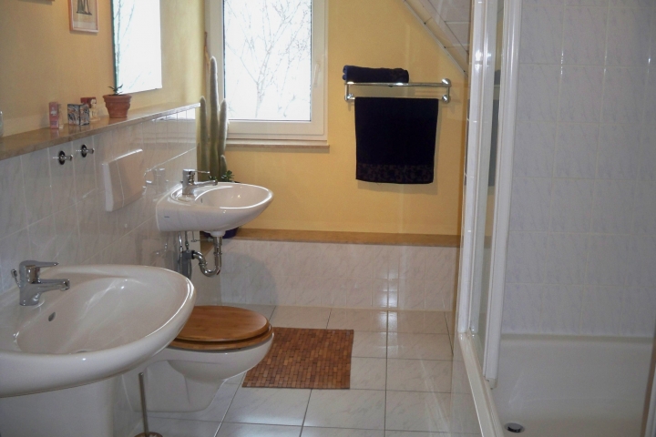 Tageslicht- Bad mit Dusche, Wanne,
2 Waschtischen, WC, Fön, Kosmetikspiegel