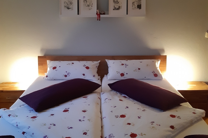 Doppelbett im Schlafzimmer 1