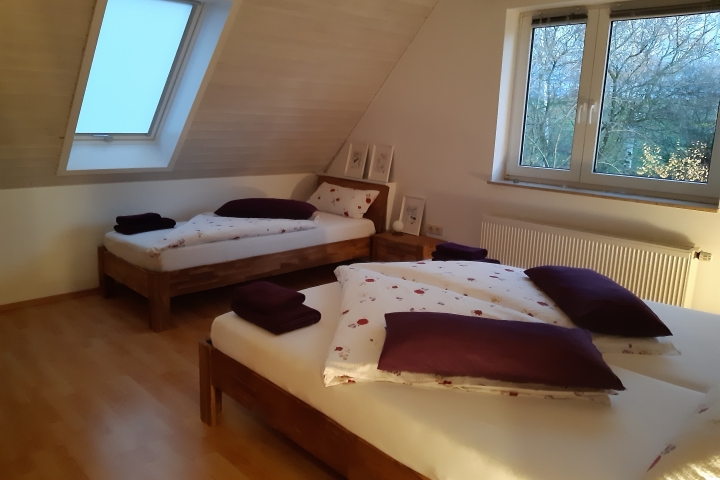 Doppelbett und Einzelbett im Schlafzimmer 1