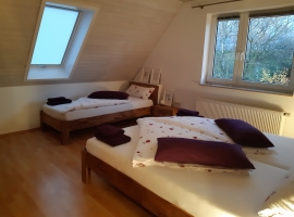 Doppelbett und Einzelbett im Schlafzimmer 1